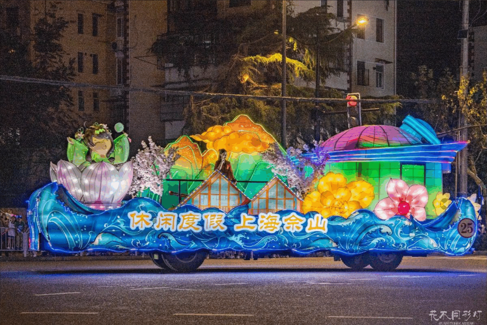 三江交汇上海之门花车特写-邮轮造型与动态波浪装置