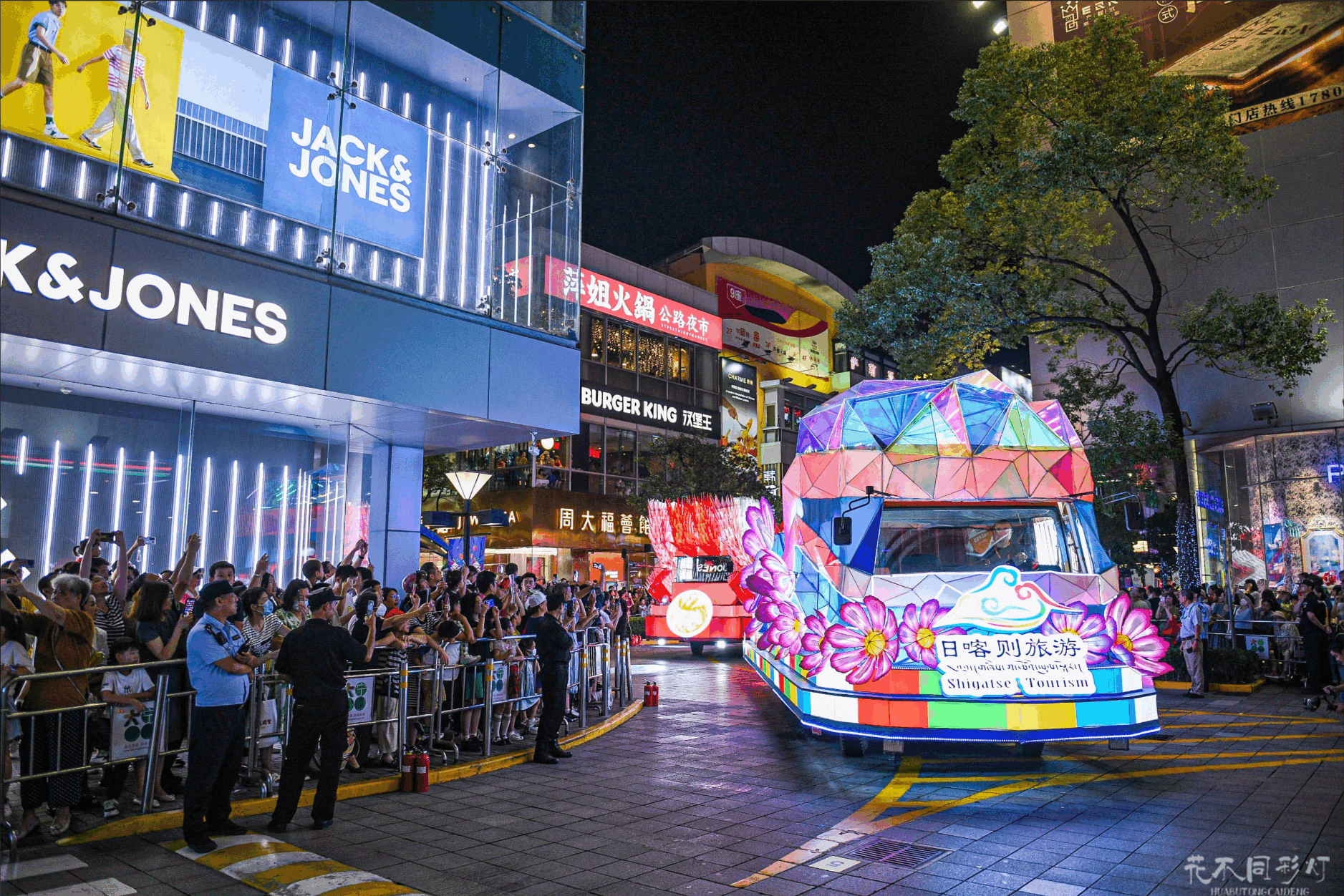 泗泾有戏号花车机械结构-盲盒开启与非遗IP展示