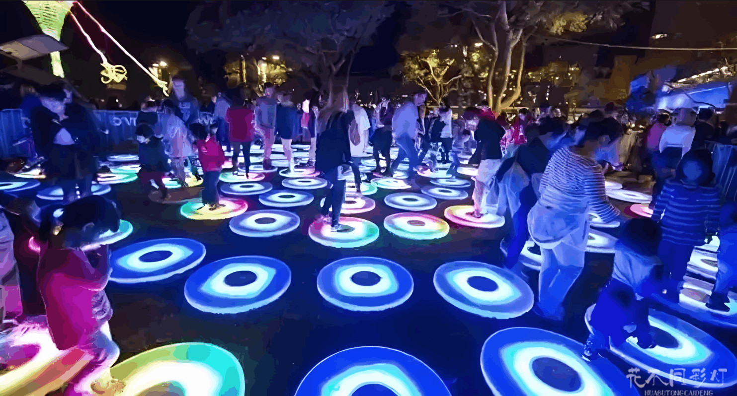 花不同彩灯工程团队正在进行大型灯组现场安装与调试作业