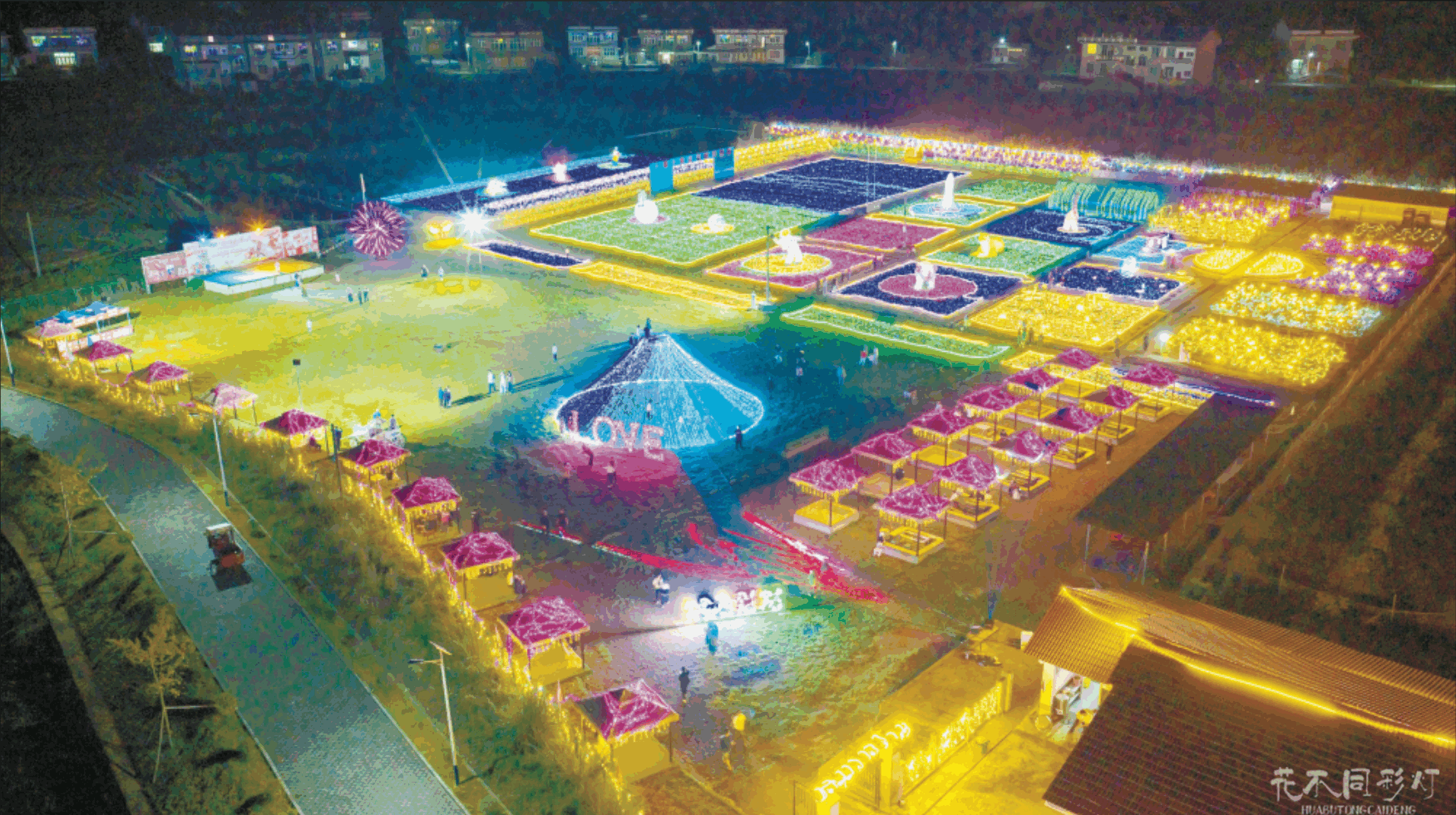 花不同彩灯客户经理与客户在灯光节现场愉快沟通并确认最终方案效果 花不同彩灯客户经理与客户在灯光节现场愉快沟通并确认最终方案效果