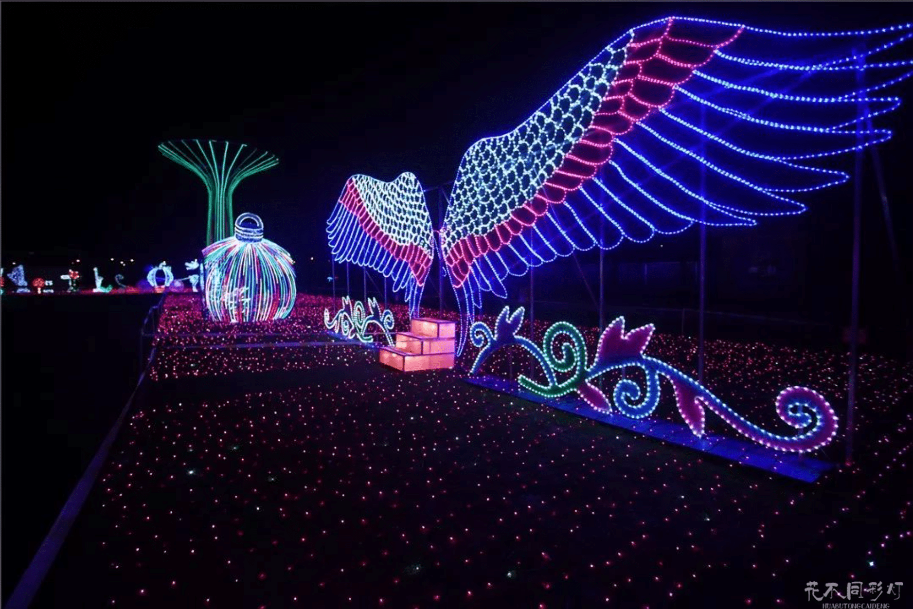 花不同彩灯专业电工正在使用检测设备对灯光节配电箱进行安全检查与记录 花不同彩灯专业电工正在使用检测设备对灯光节配电箱进行安全检查与记录