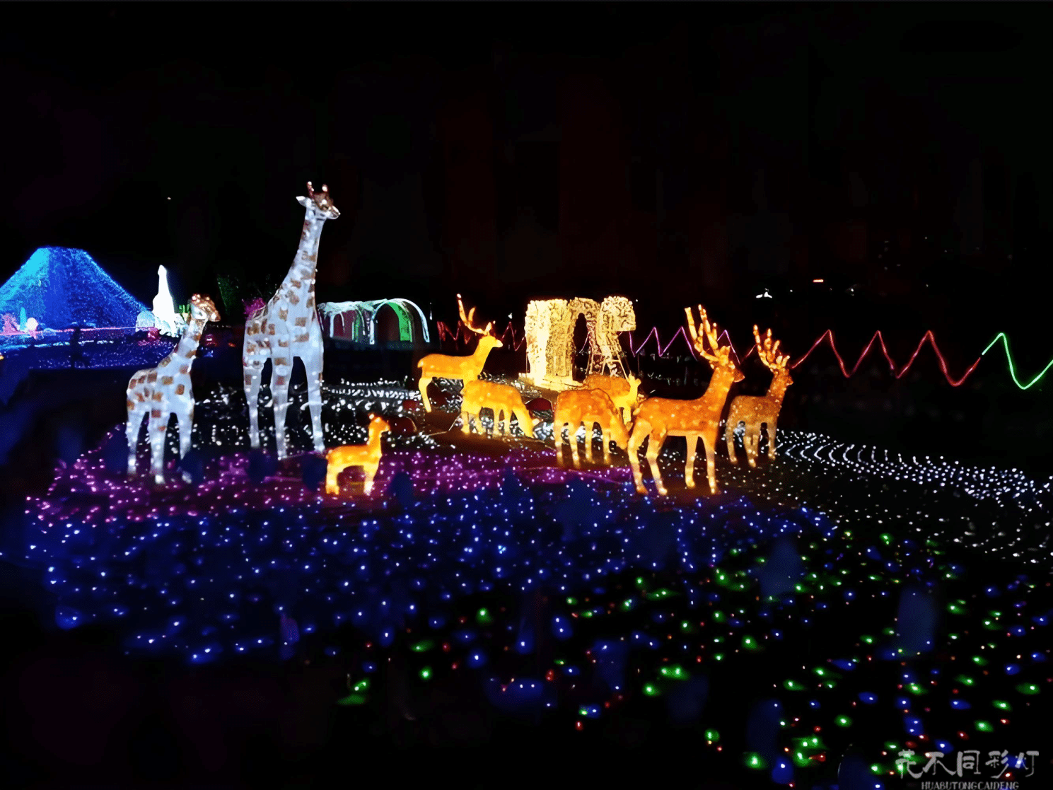 花不同彩灯工厂内美工师傅正在对大型灯组进行精细的美工裱糊与细节修饰