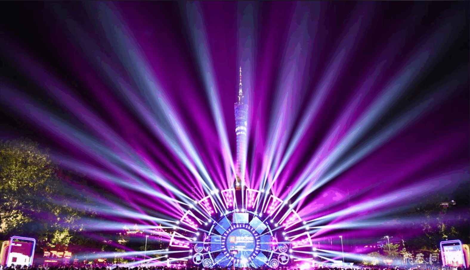 花不同彩灯专业安装团队协作进行大型灯光秀主灯组的高空吊装与定位作业