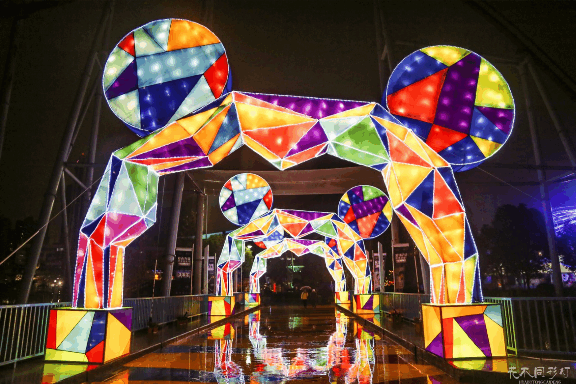 花不同彩灯专业施工团队在进行光影节主灯组的结构吊装与精准定位作业