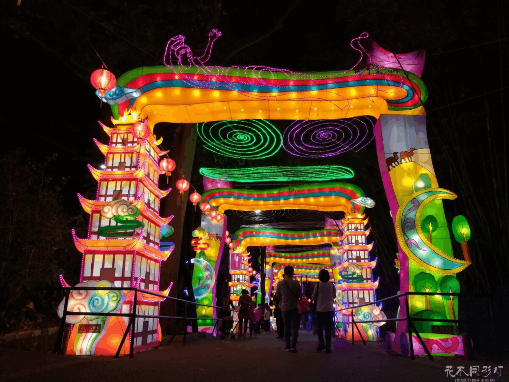 花不同彩灯策划的某景区灯光节现场人流如织，展现卓越的投资回报效果