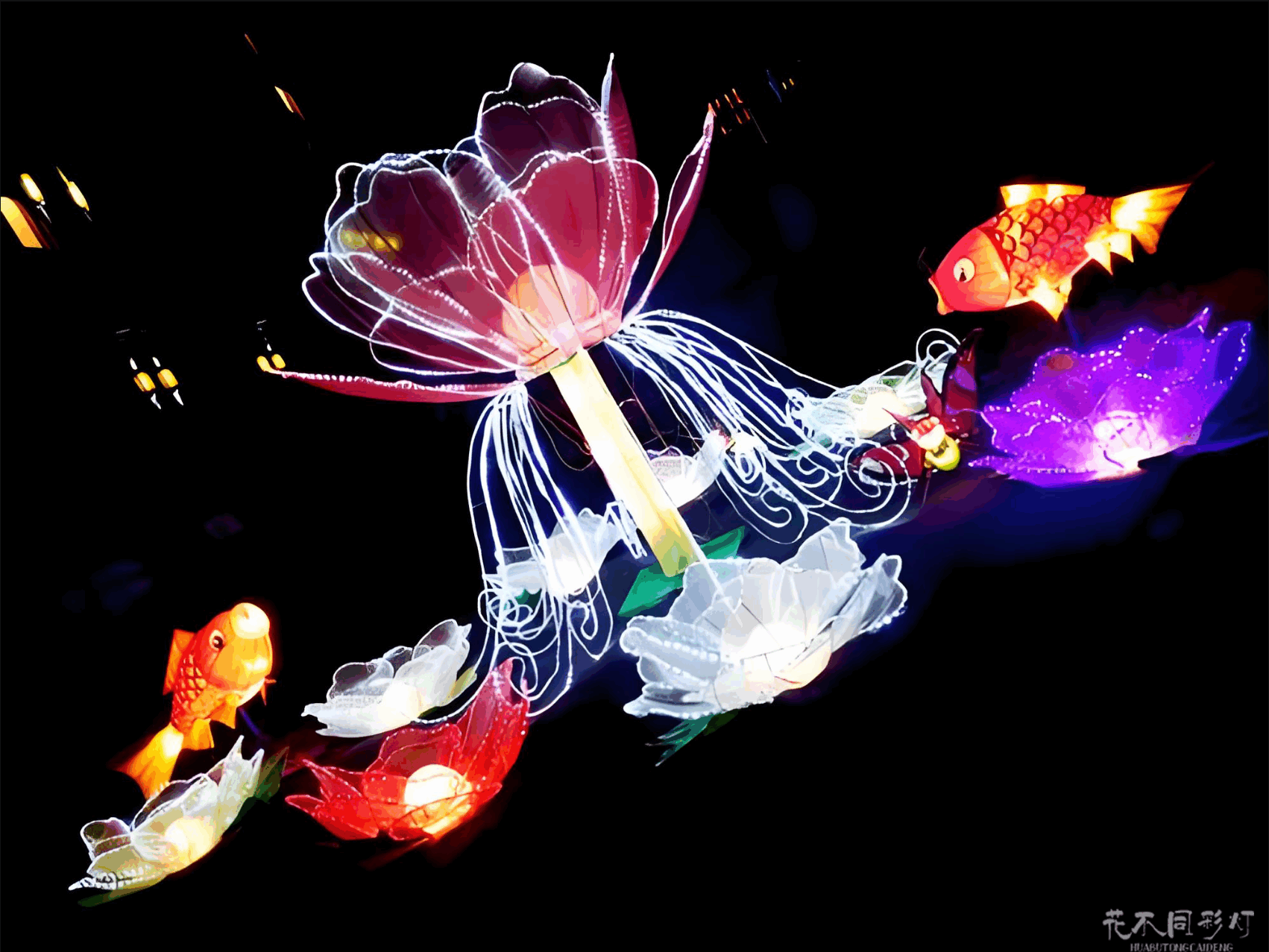 花不同彩灯设计师团队正在与客户讨论灯光节规划方案，背景为详细的成本分析图表与设计效果图