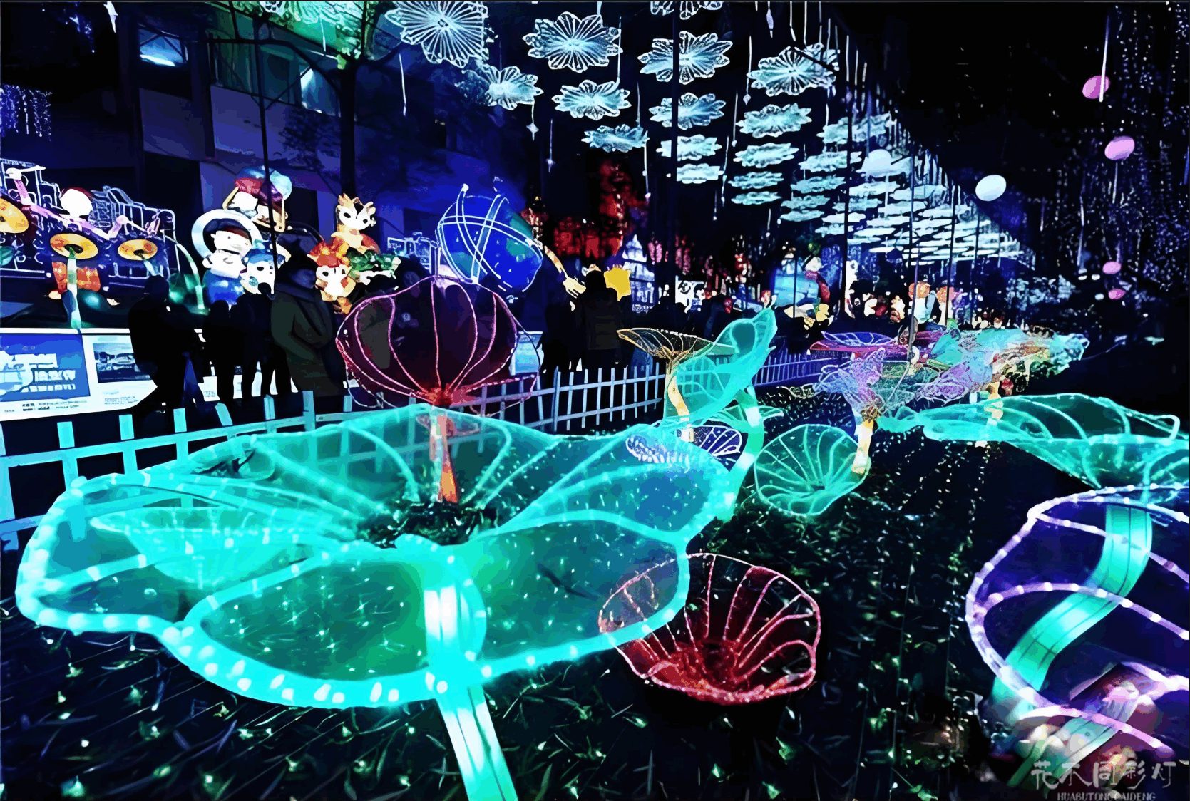  奇幻王国主题乐园夜游全景，展现梦幻的光影效果与欢乐的游客氛围