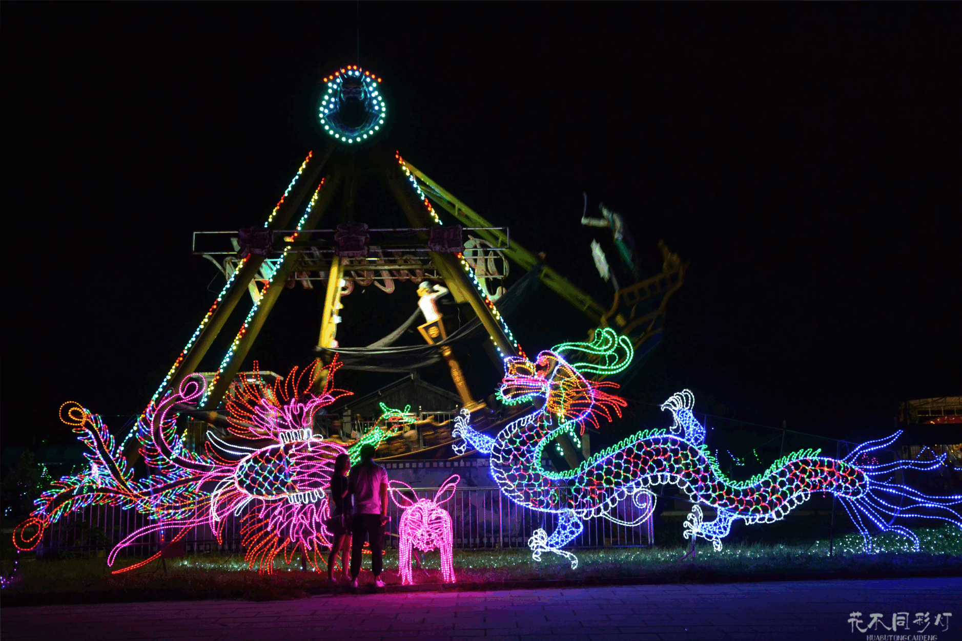 花不同彩灯客户经理与甲方项目负责人正在会议中高效沟通，讨论项目准备资料与初步方案