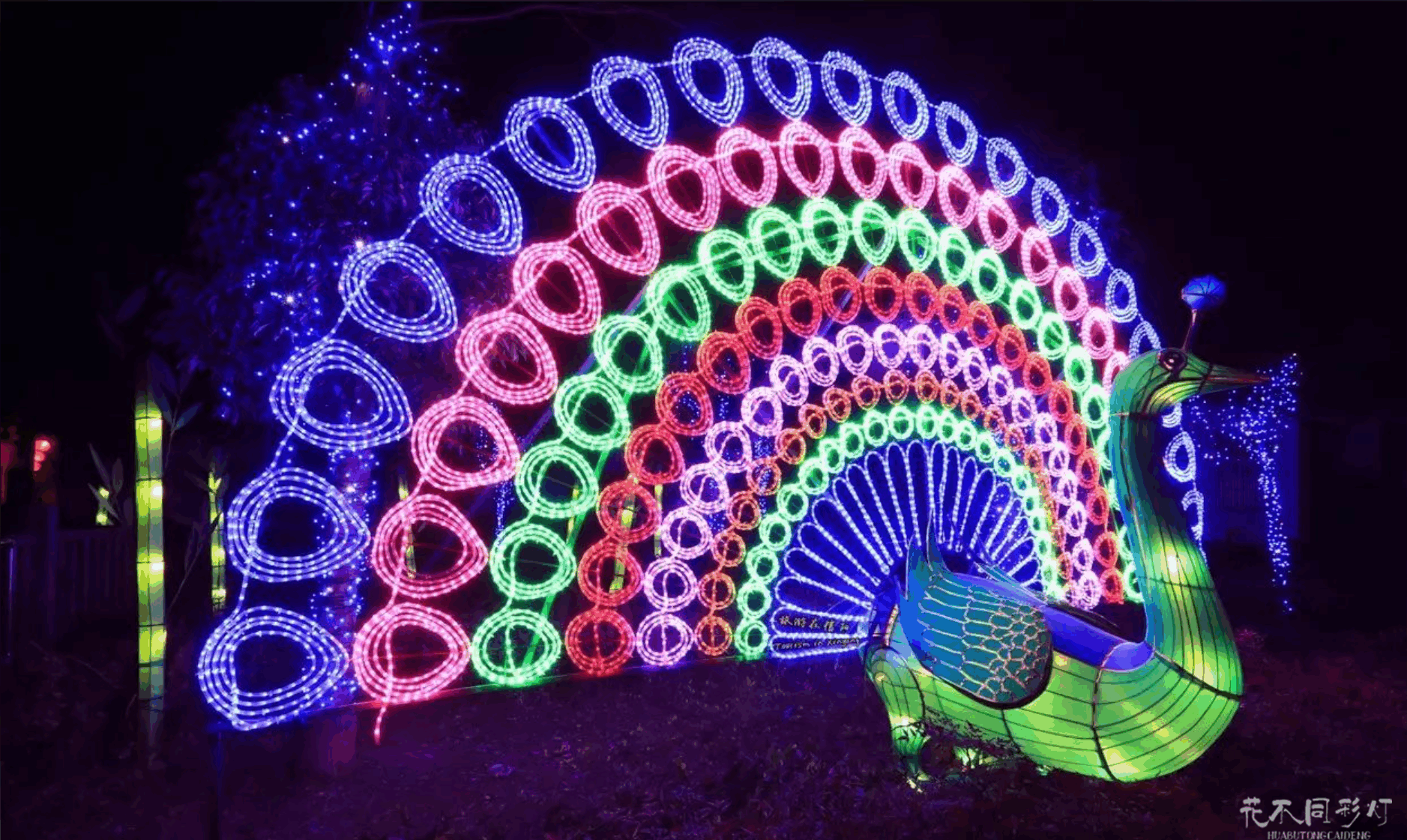 花不同彩灯专业电工正在使用万用表检测灯光节现场配电箱的电压与接地电阻