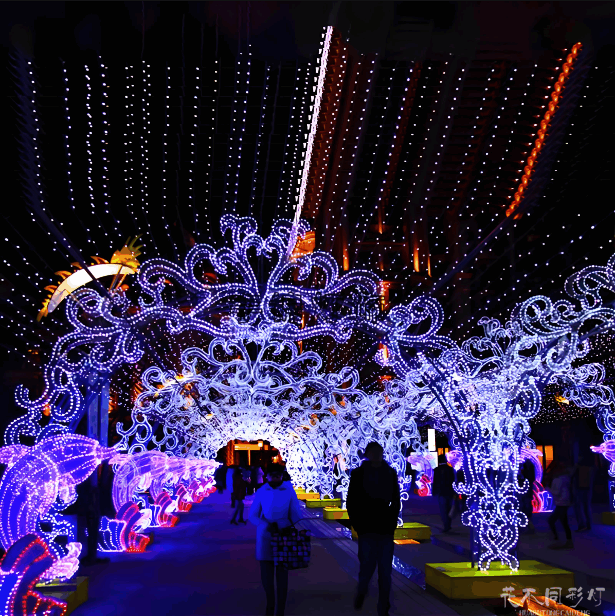 花不同彩灯策划团队正在与客户进行头脑风暴，白板上写满了独特的灯光节主题与创意构思