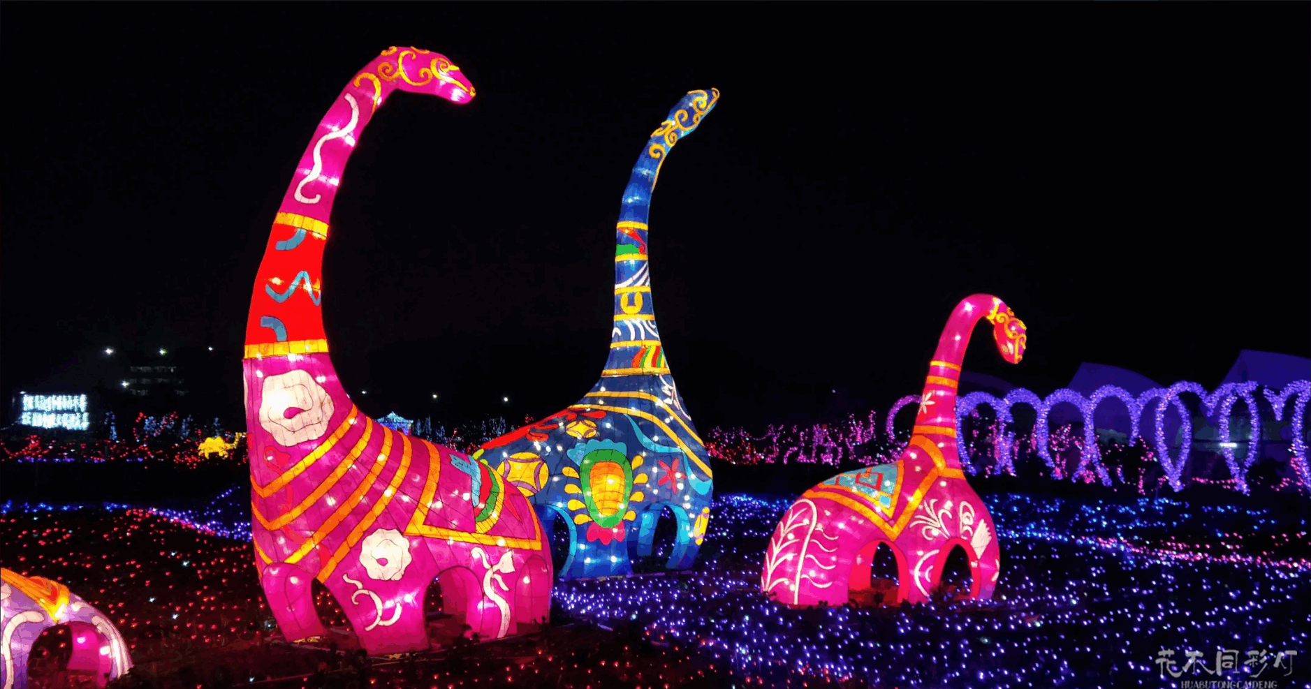 花不同彩灯策划团队正在景区内实地考察，结合历史建筑资料讨论文化灯光节的创意方案