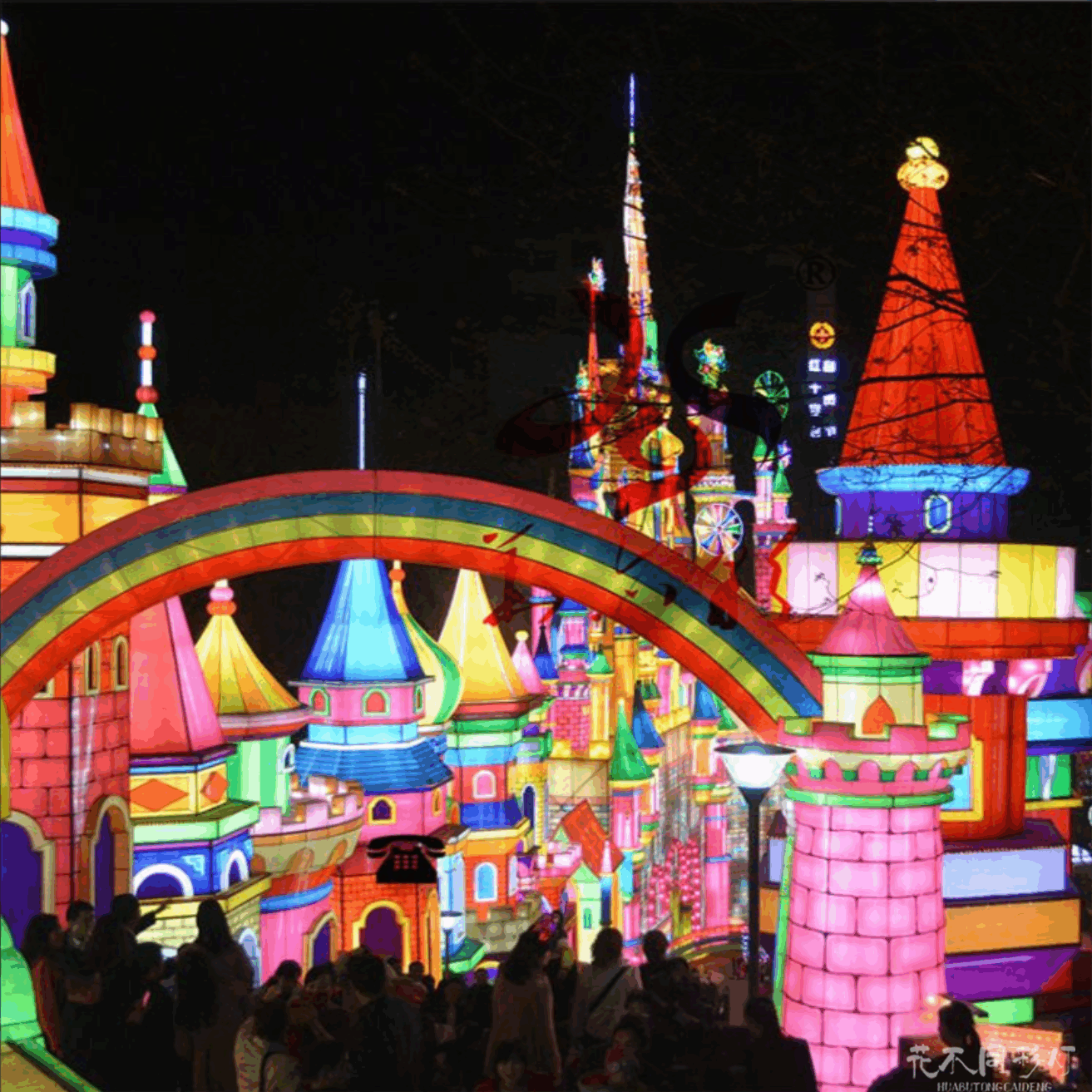 花不同彩灯团队在竣工的灯光节现场与客户共同庆祝，背后是璀璨的灯组与满意的笑脸