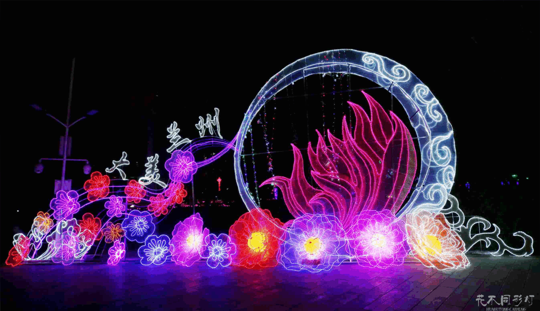 花不同彩灯策划团队正在故事板前讨论灯光节叙事流程，墙上贴满分镜草图与情绪曲线图