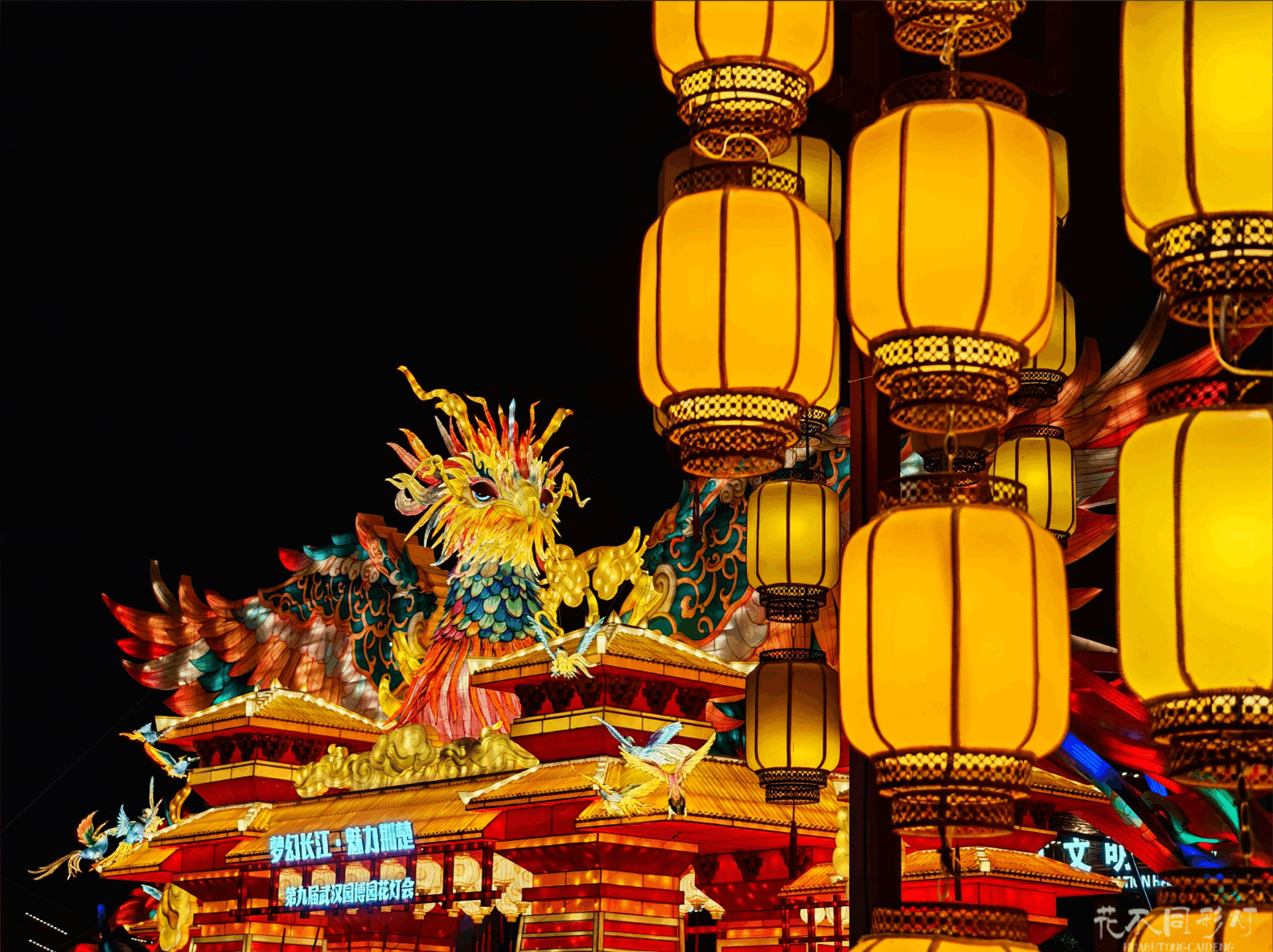 花不同彩灯技术团队正在测试多种创意互动装置，包括声音感应、体感捕捉等多维度体验设备