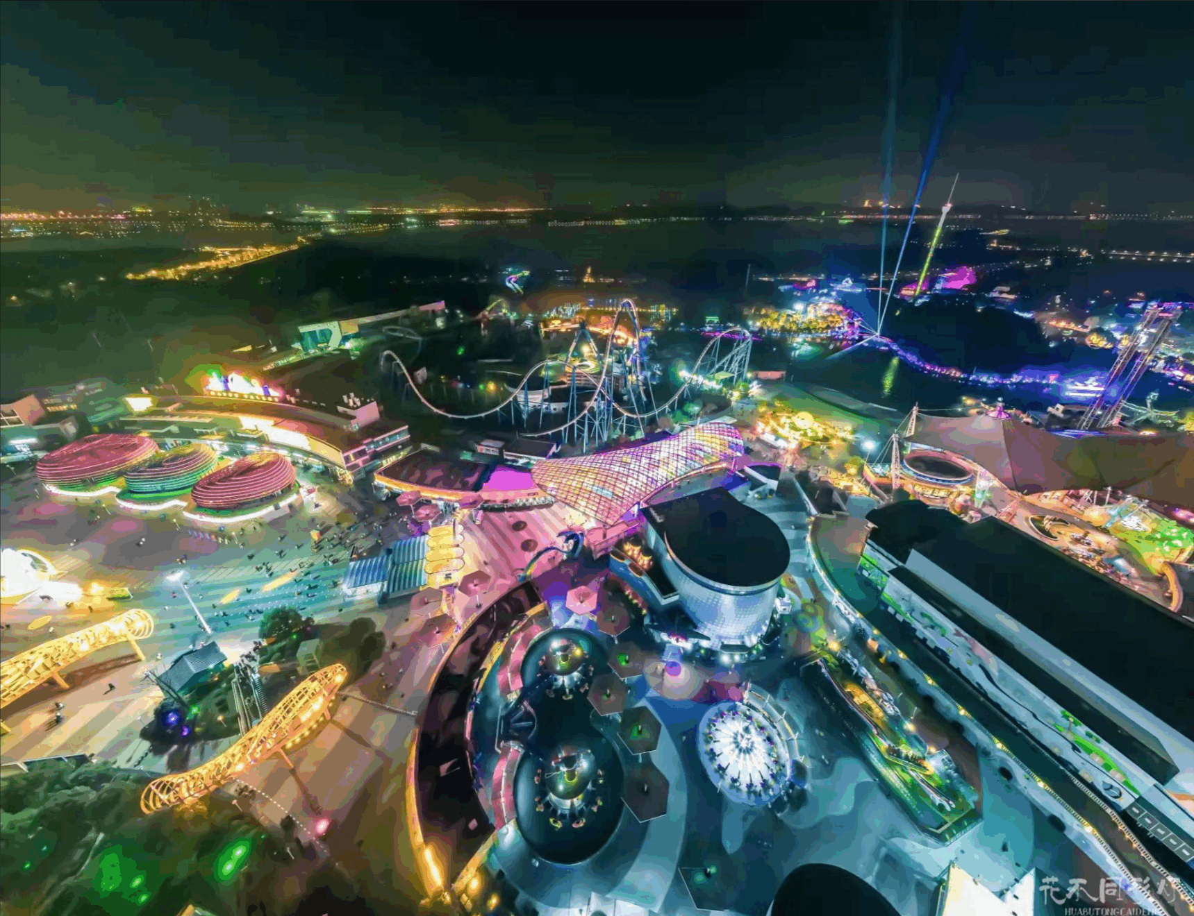 花不同彩灯规划团队正在使用动态人流热力图分析系统,优化灯光节游览动线设计 花不同彩灯规划团队正在使用动态人流热力图分析系统,优化灯光节游览动线设计