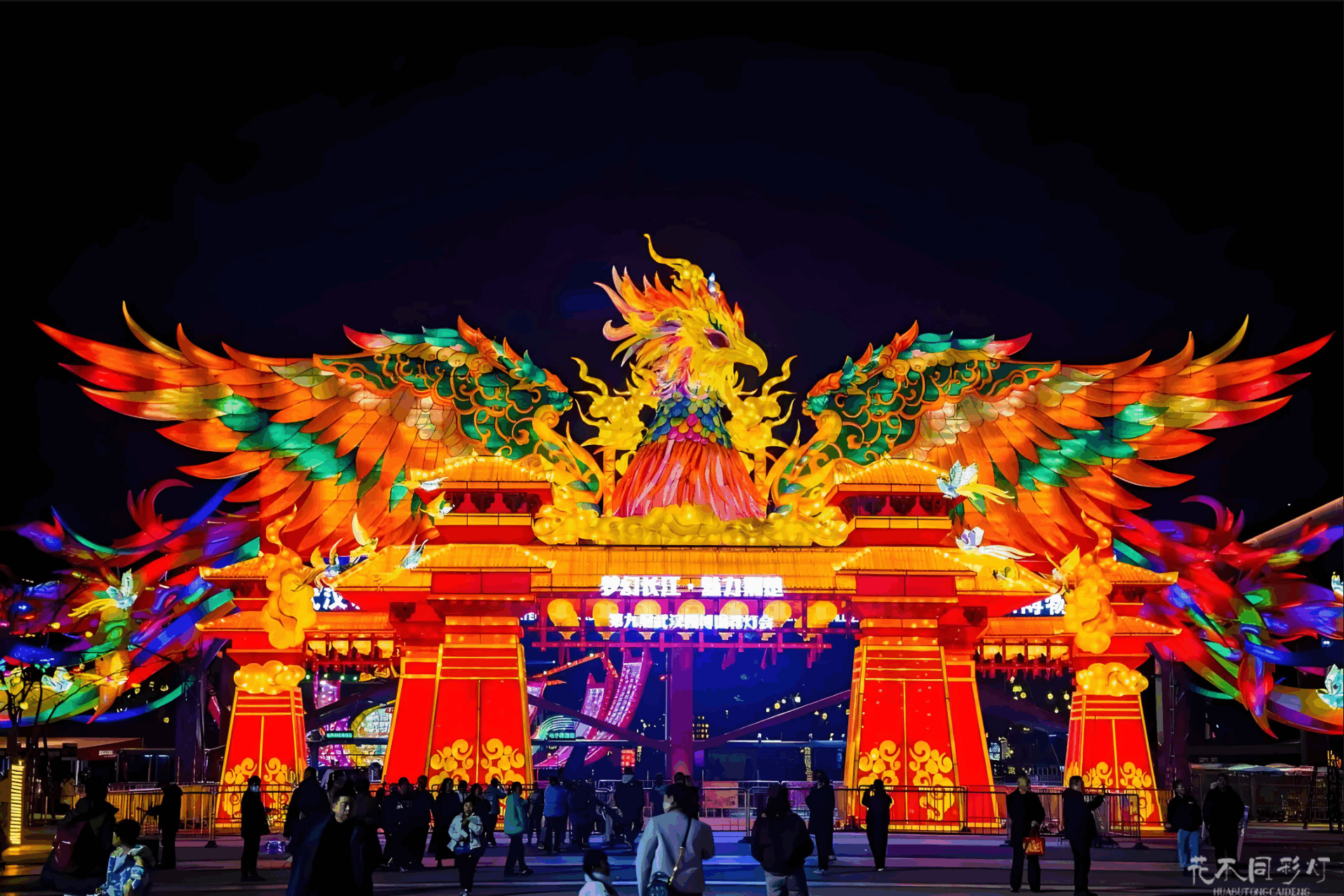 花不同彩灯结构工程师与艺术设计师正在大型灯组施工图前讨论结构与艺术的平衡方案