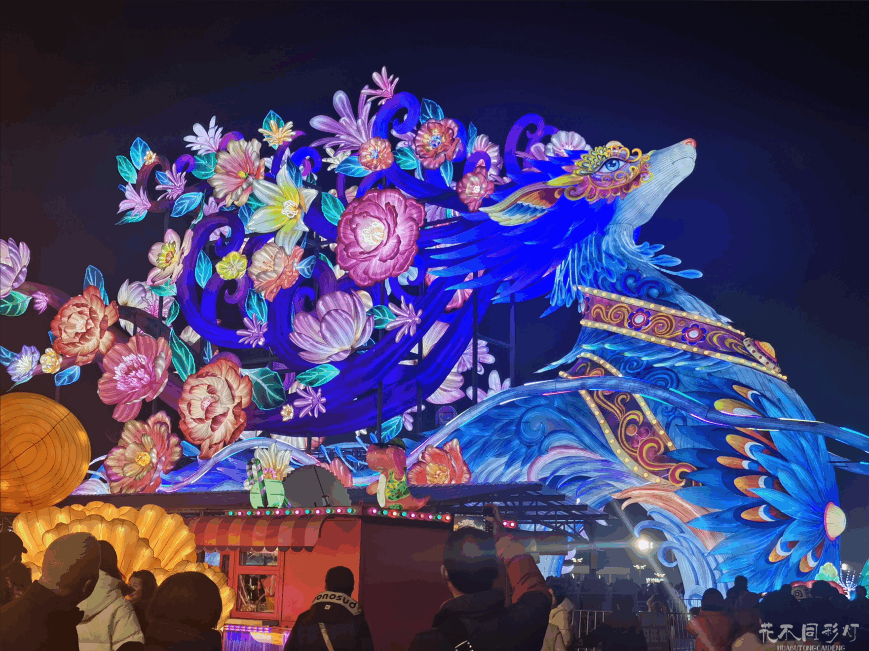 花不同彩灯设计团队在《盛世华章》中国风灯光节现场与精美灯组合影，展现传统与现代的完美融合