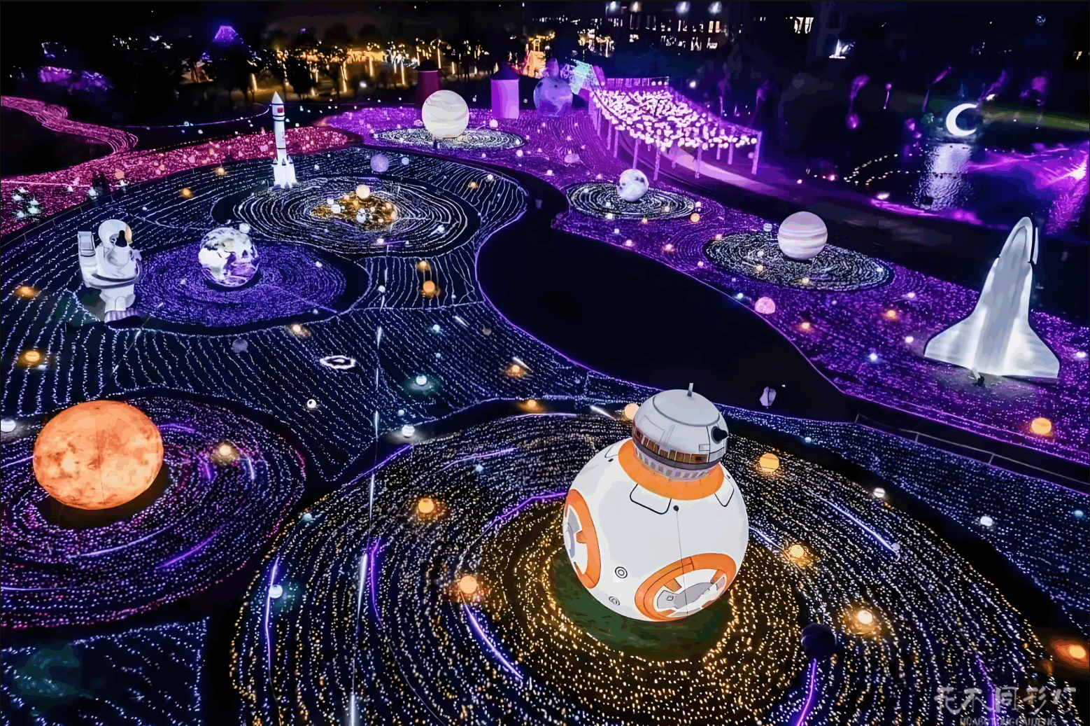 花不同彩灯技术团队正在调试星空主题灯光节的银河造景系统，展现专业的技术实施场景