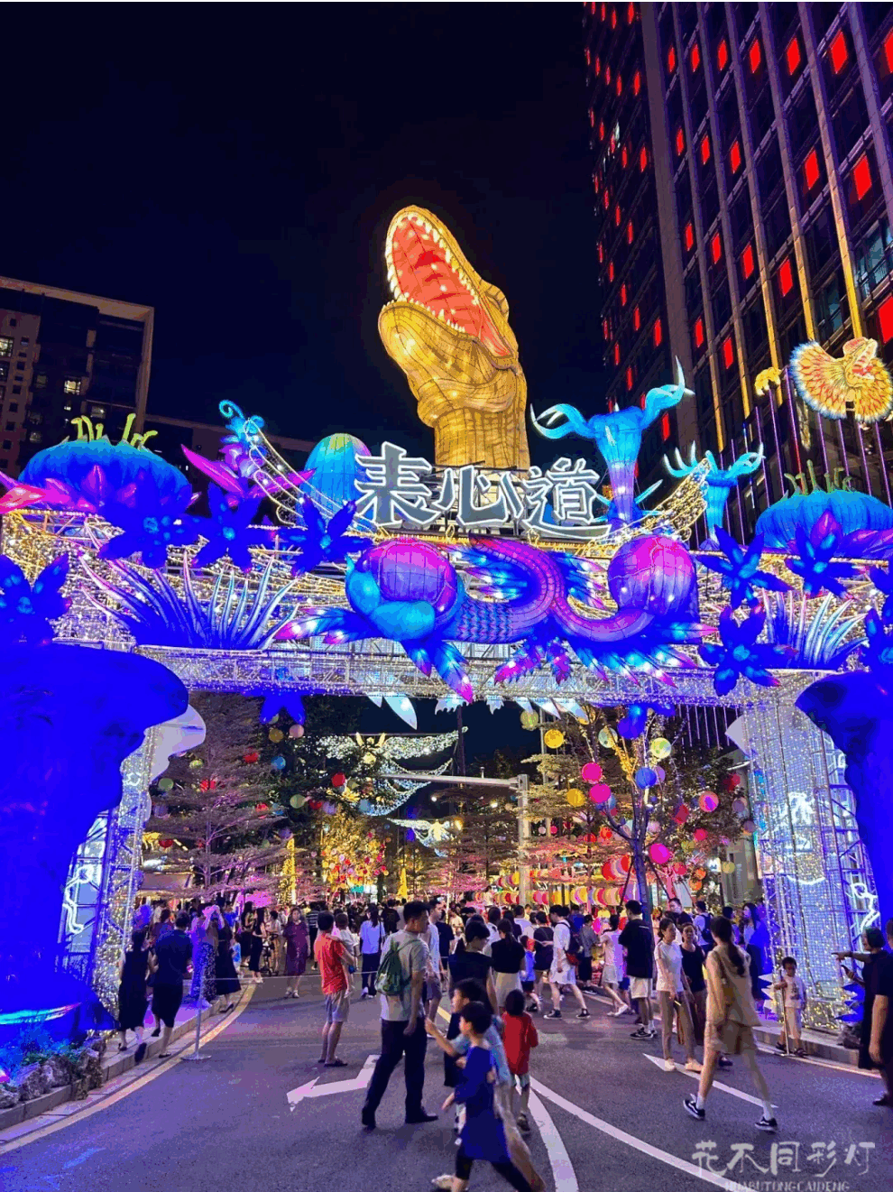 花不同彩灯设计团队正在讨论恐龙灯组的科学复原方案,背景是精致的恐龙设计图纸和模型 花不同彩灯设计团队正在讨论恐龙灯组的科学复原方案,背景是精致的恐龙设计图纸和模型