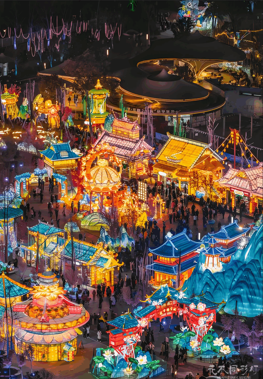 花不同彩灯规划团队正在使用数字化工具进行场地分析与方案讨论