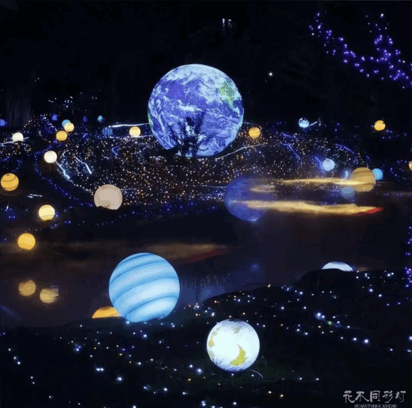 花不同彩灯项目团队在灯光节现场进行最后调试,背景展现从设计图到实景的完美转化 花不同彩灯项目团队在灯光节现场进行最后调试,背景展现从设计图到实景的完美转化