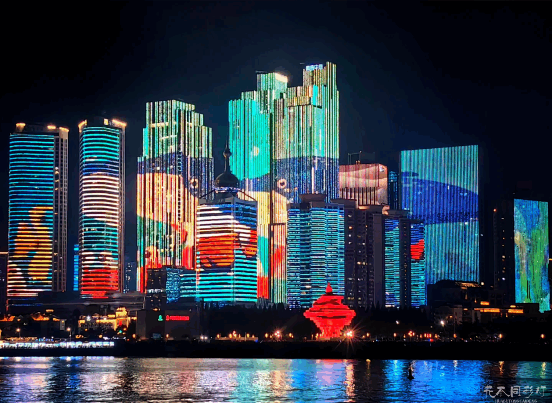 游客在花不同彩灯设计的城市灯光节现场体验互动装置,展现热闹的参与场景 游客在花不同彩灯设计的城市灯光节现场体验互动装置,展现热闹的参与场景