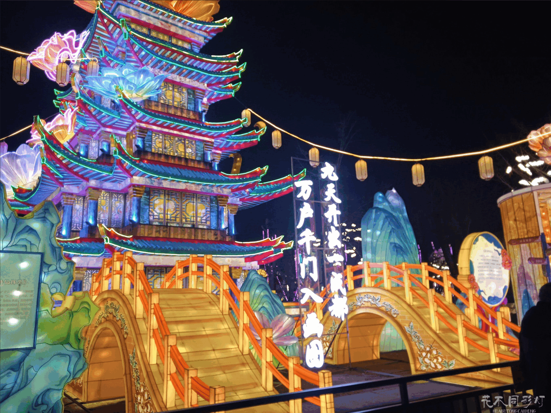 景区夜游中的沉浸式互动体验场景,游客积极参与光影互动装置 景区夜游中的沉浸式互动体验场景,游客积极参与光影互动装置