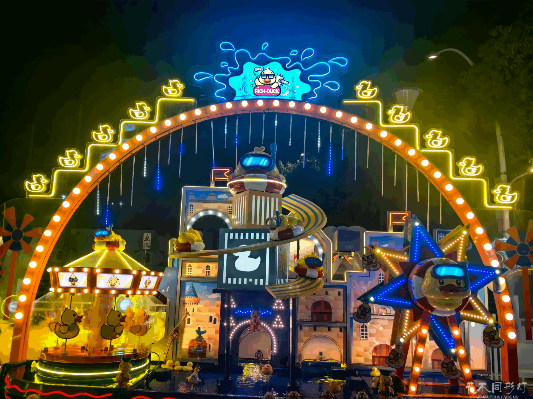 奇幻王国乐园灯光节全景,展现童话城堡在光影下的梦幻效果 奇幻王国乐园灯光节全景,展现童话城堡在光影下的梦幻效果