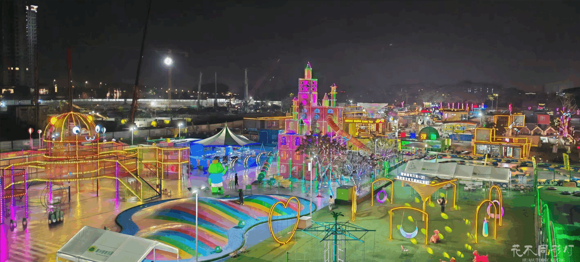 游客在乐园灯光节中与互动光影装置欢乐合影的场景 游客在乐园灯光节中与互动光影装置欢乐合影的场景