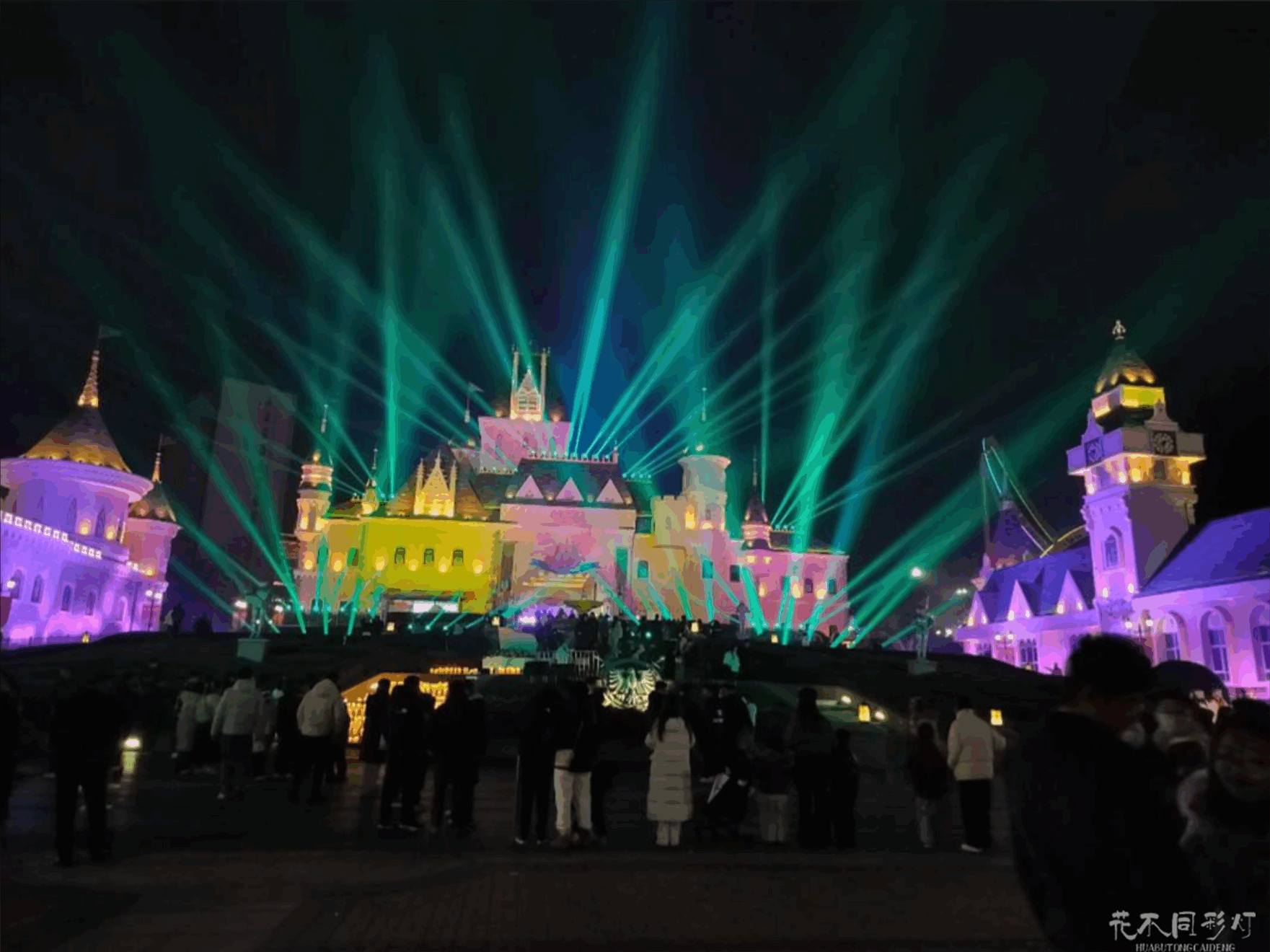 乐园夜游数据大屏显示客流量和满意度显著提升的可视化图表 乐园夜游数据大屏显示客流量和满意度显著提升的可视化图表