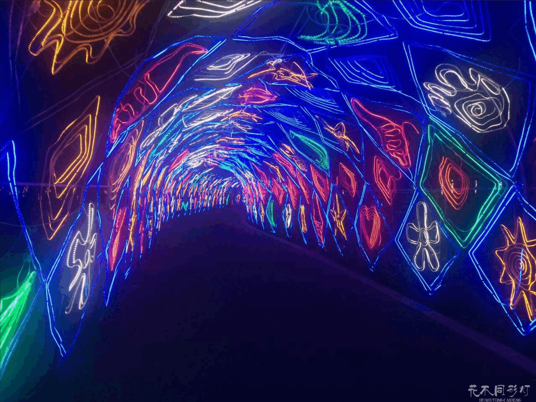 兰陵国家农业公园灯光节全景，展现小预算创造的大气效果