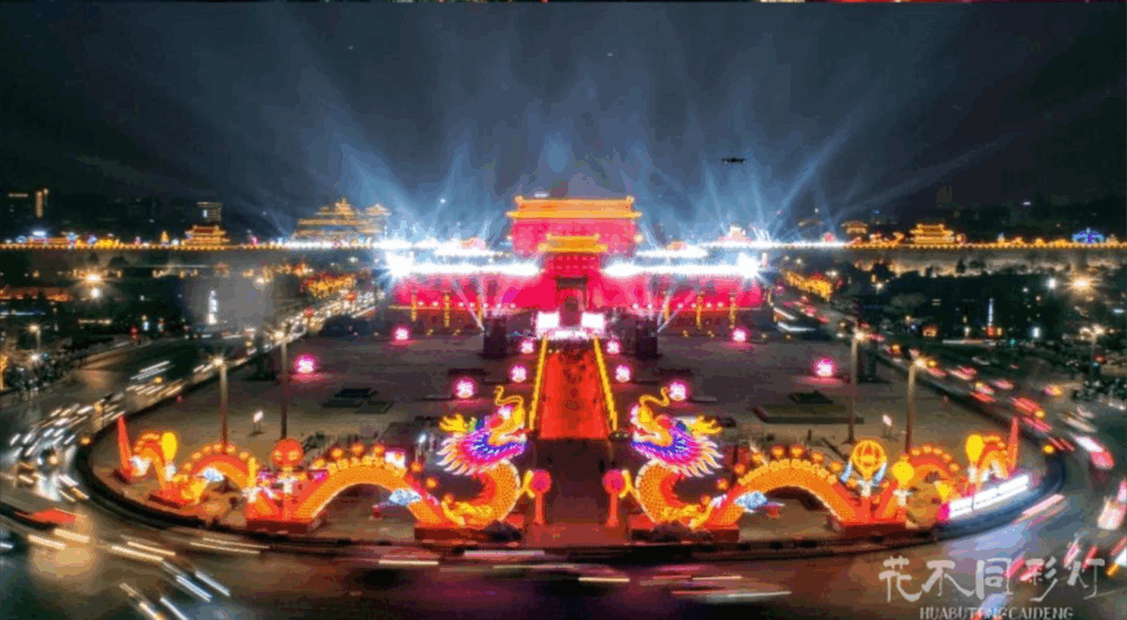 游客身着汉服在唐宋风情灯光节现场沉浸式体验盛唐街市 游客身着汉服在唐宋风情灯光节现场沉浸式体验盛唐街市