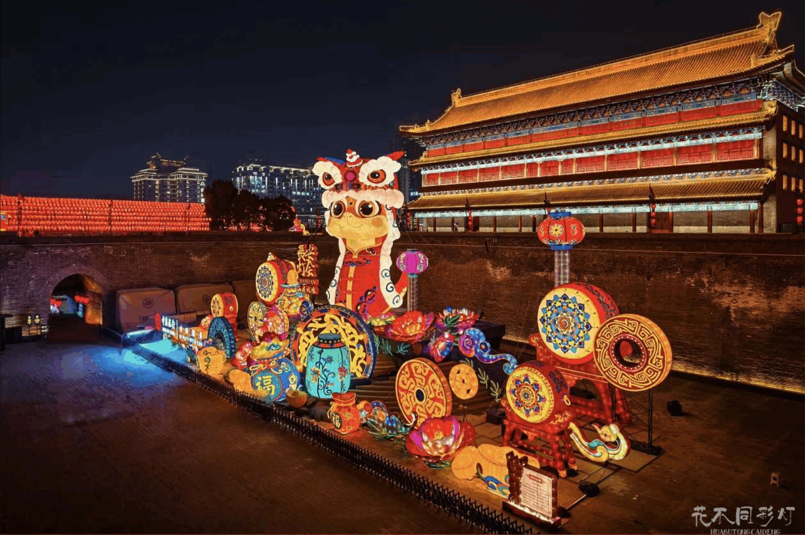 花不同彩灯团队运用全息技术重现唐代歌舞表演的震撼场景 花不同彩灯团队运用全息技术重现唐代歌舞表演的震撼场景