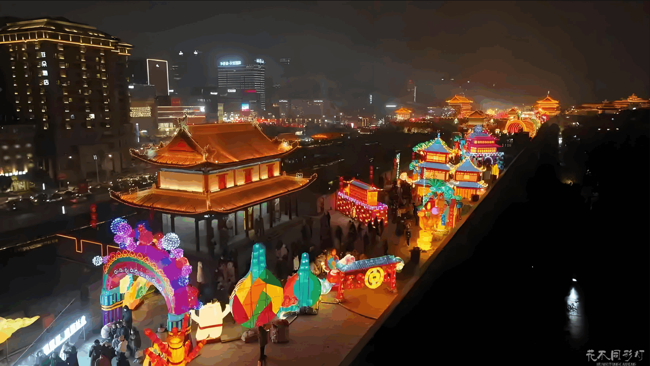 专业团队在灯光节现场调试设备,展现严谨的工作态度 专业团队在灯光节现场调试设备,展现严谨的工作态度