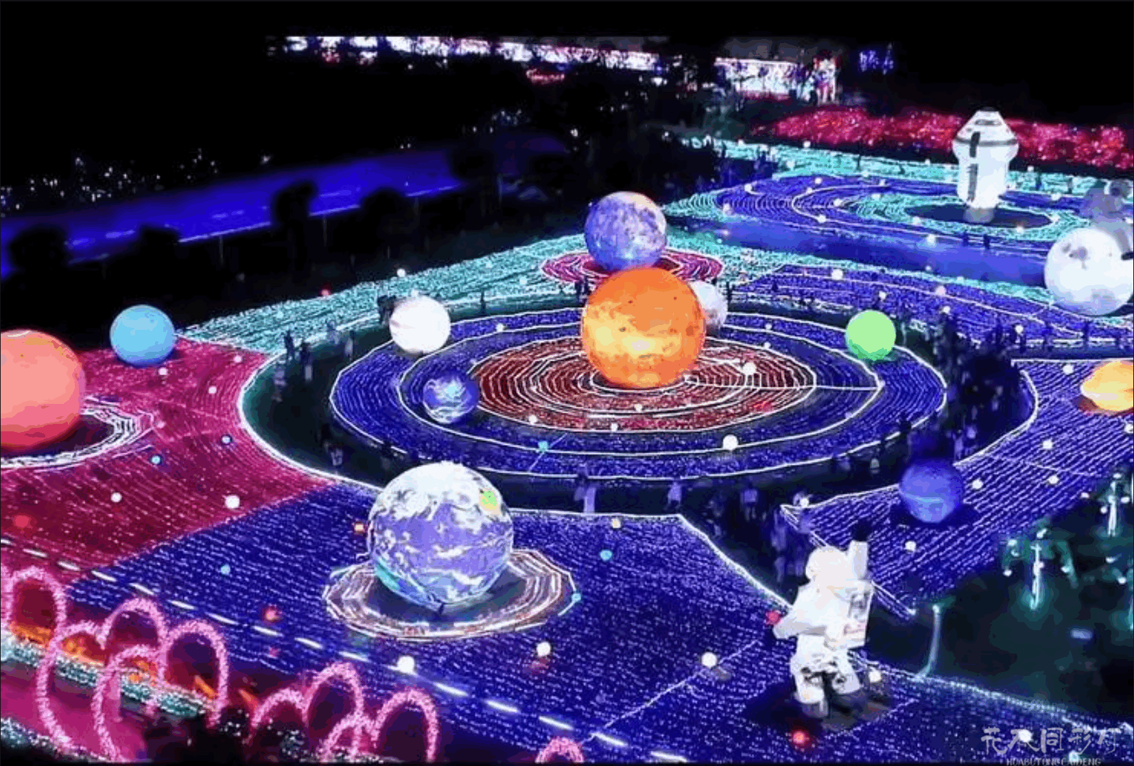 星际探索灯光秀入口处的太空舱设计,展现未来科技感 星际探索灯光秀入口处的太空舱设计,展现未来科技感