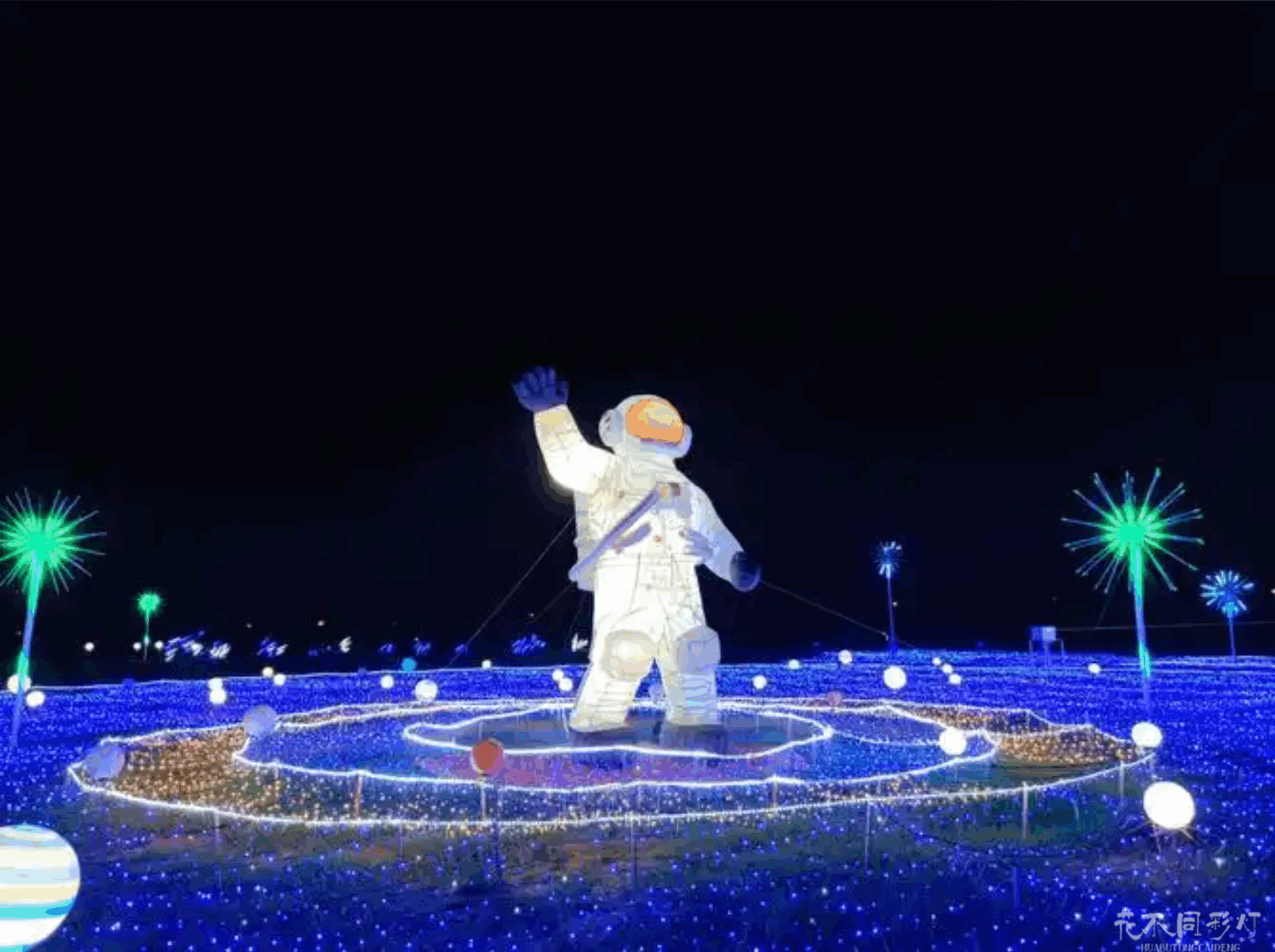 游客在行星互动基地体验全息投影技术的沉浸场景 游客在行星互动基地体验全息投影技术的沉浸场景