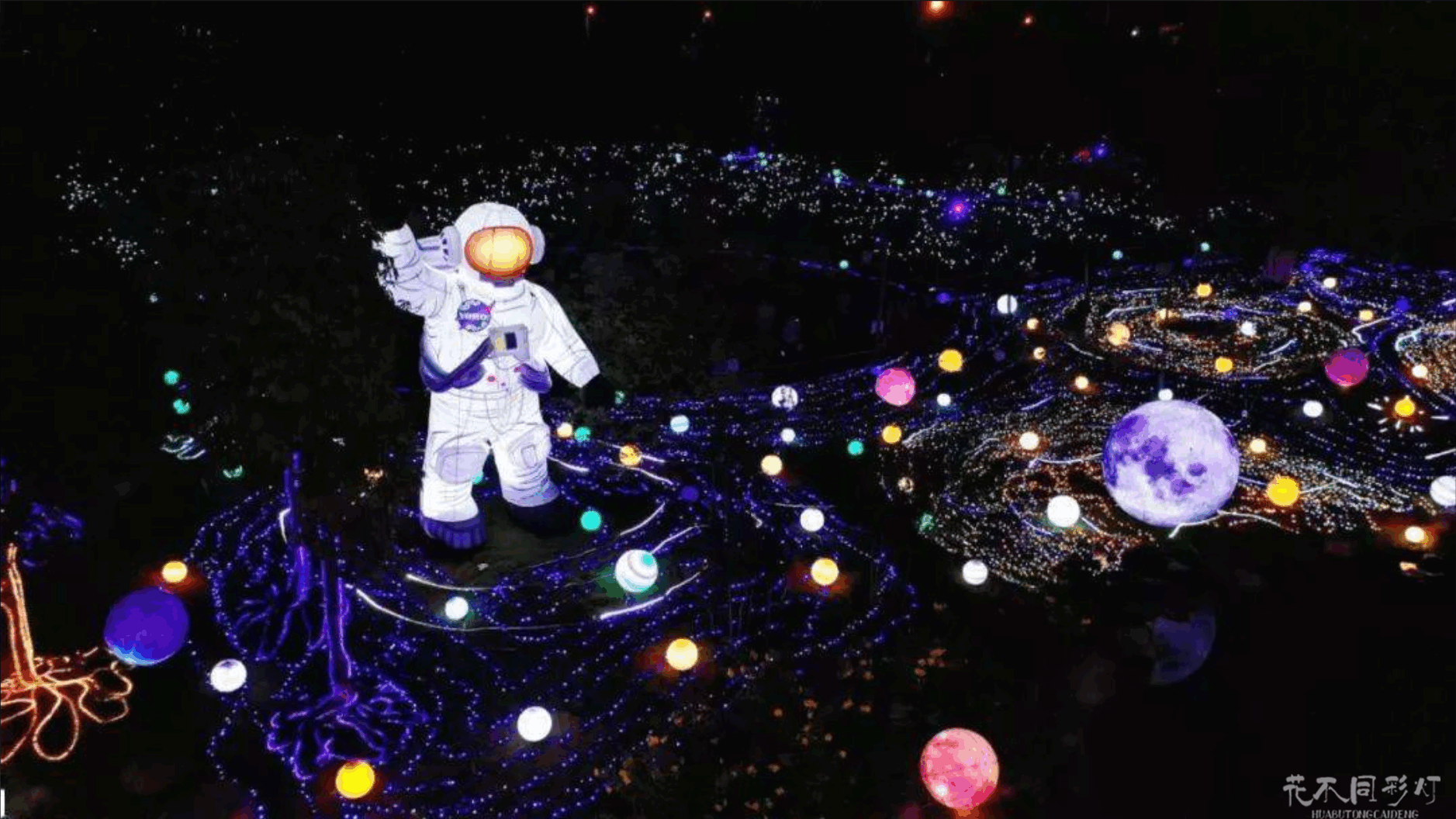 花不同彩灯技术团队调试黑洞奇观区的曲面投影系统 花不同彩灯技术团队调试黑洞奇观区的曲面投影系统