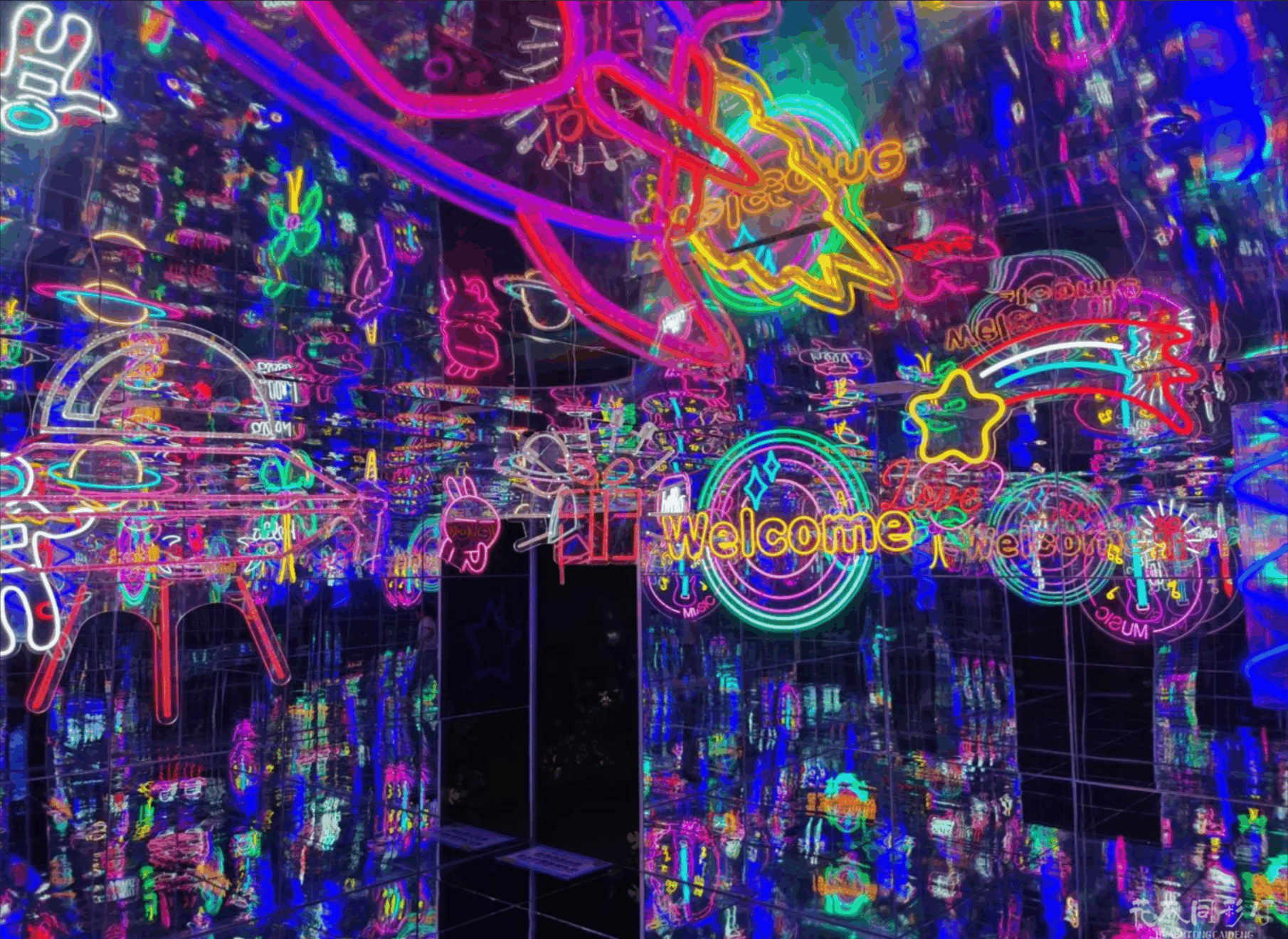 孩子们在深空探测站参与互动游戏的欢乐场景 孩子们在深空探测站参与互动游戏的欢乐场景