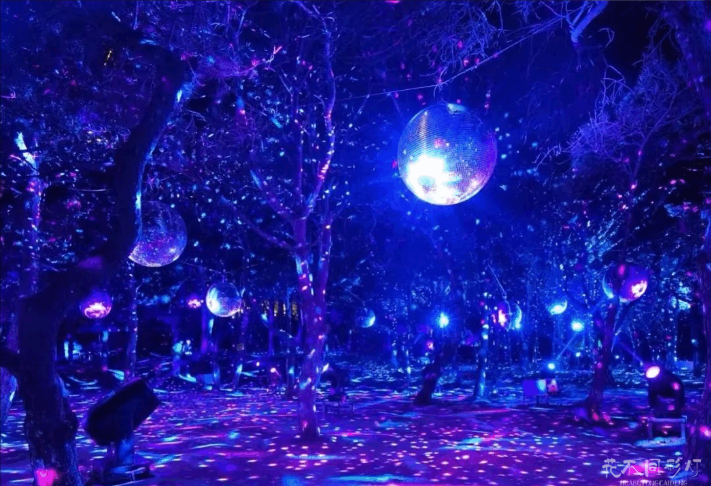  孩子们在精灵村落互动装置中快乐玩耍的温馨瞬间