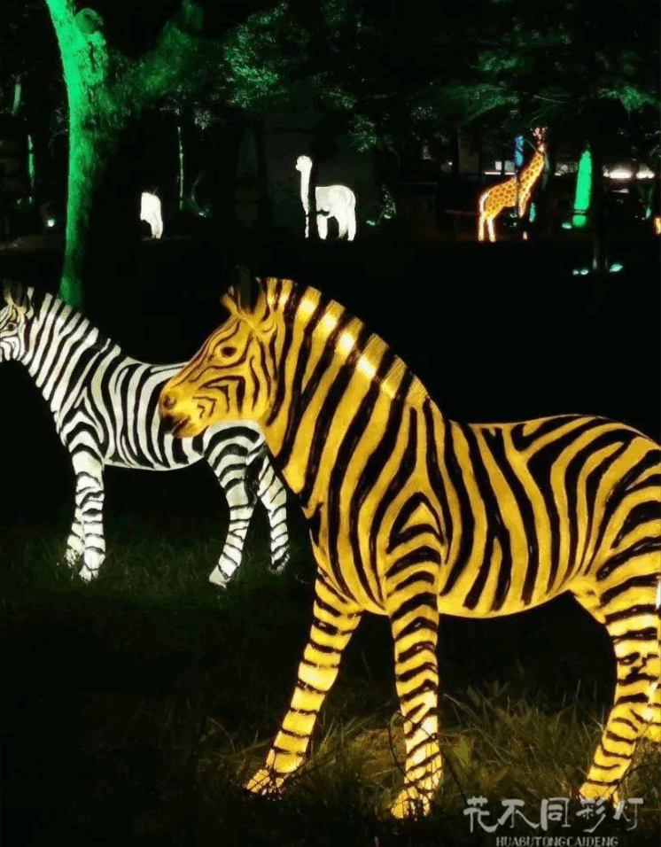 亲子家庭在童话剧场观看全息投影演出的沉浸式体验场景