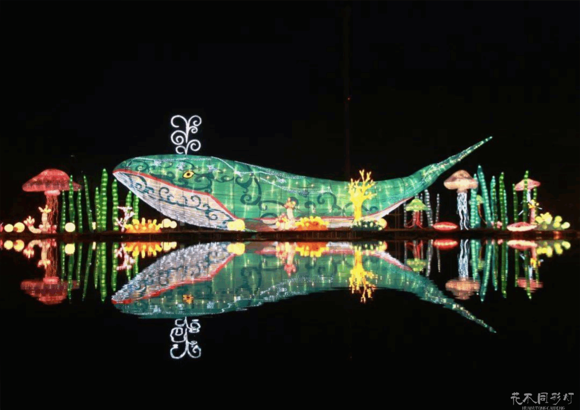 花不同彩灯技术团队调试全息海洋生物投影系统的工作场景