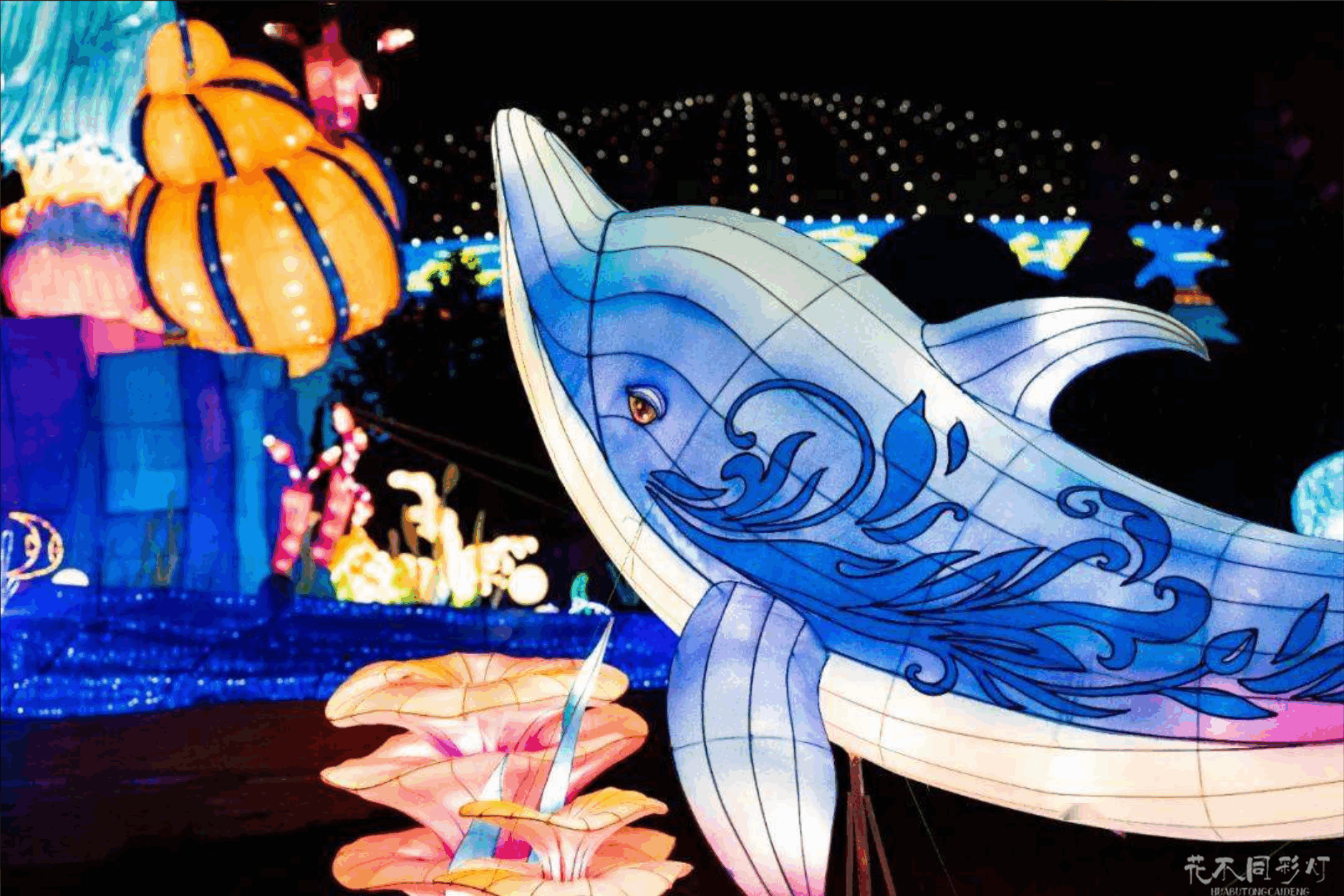 孩子们在珊瑚礁互动区参与环保教育游戏的生动画面