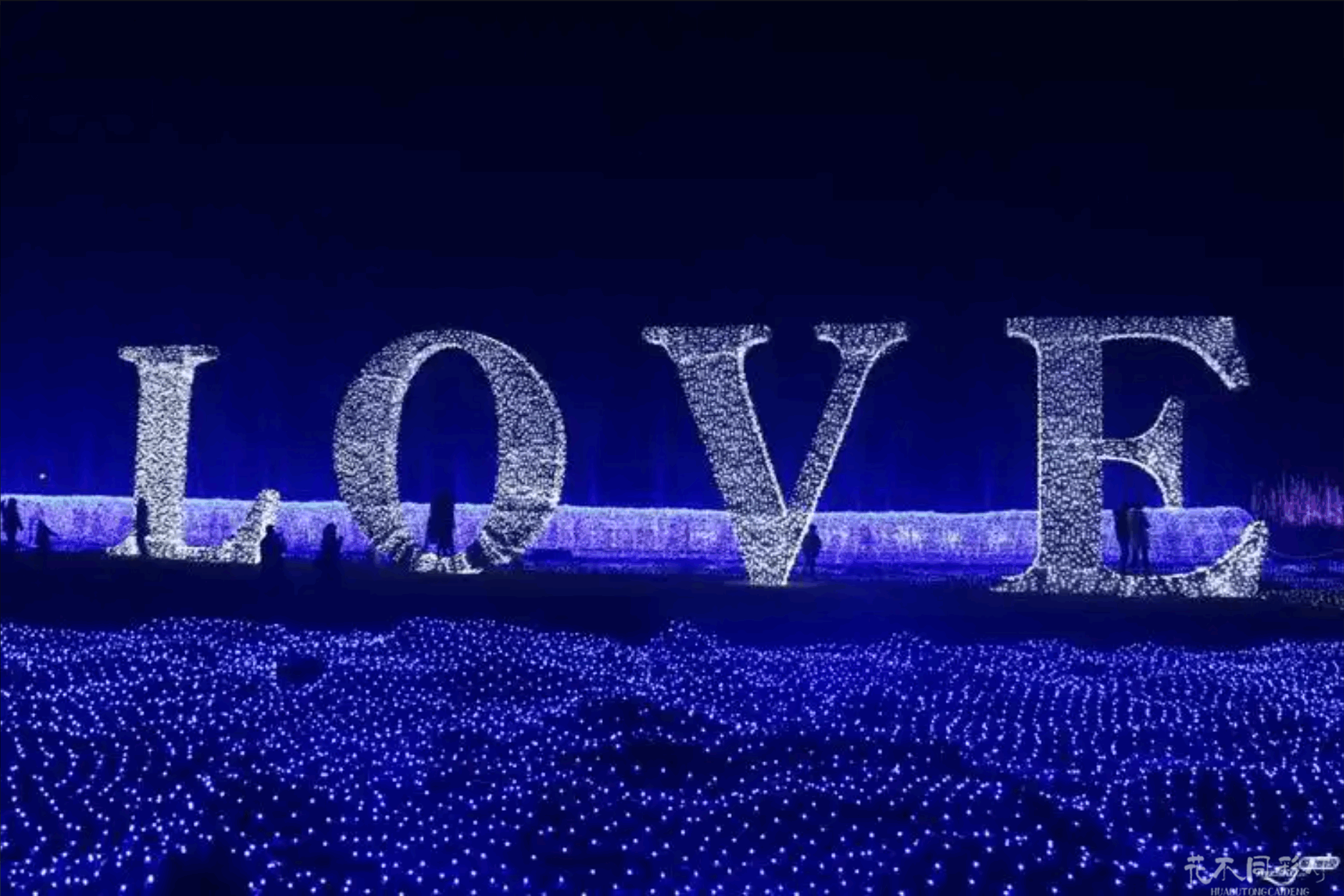  爱之城灯光节求婚广场现场，情侣在星空灯光下浪漫求婚的温馨场景