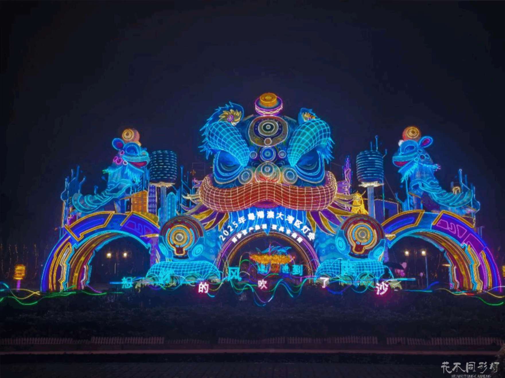 国际游客在光影节现场体验沉浸式演艺的震撼场景 国际游客在光影节现场体验沉浸式演艺的震撼场景