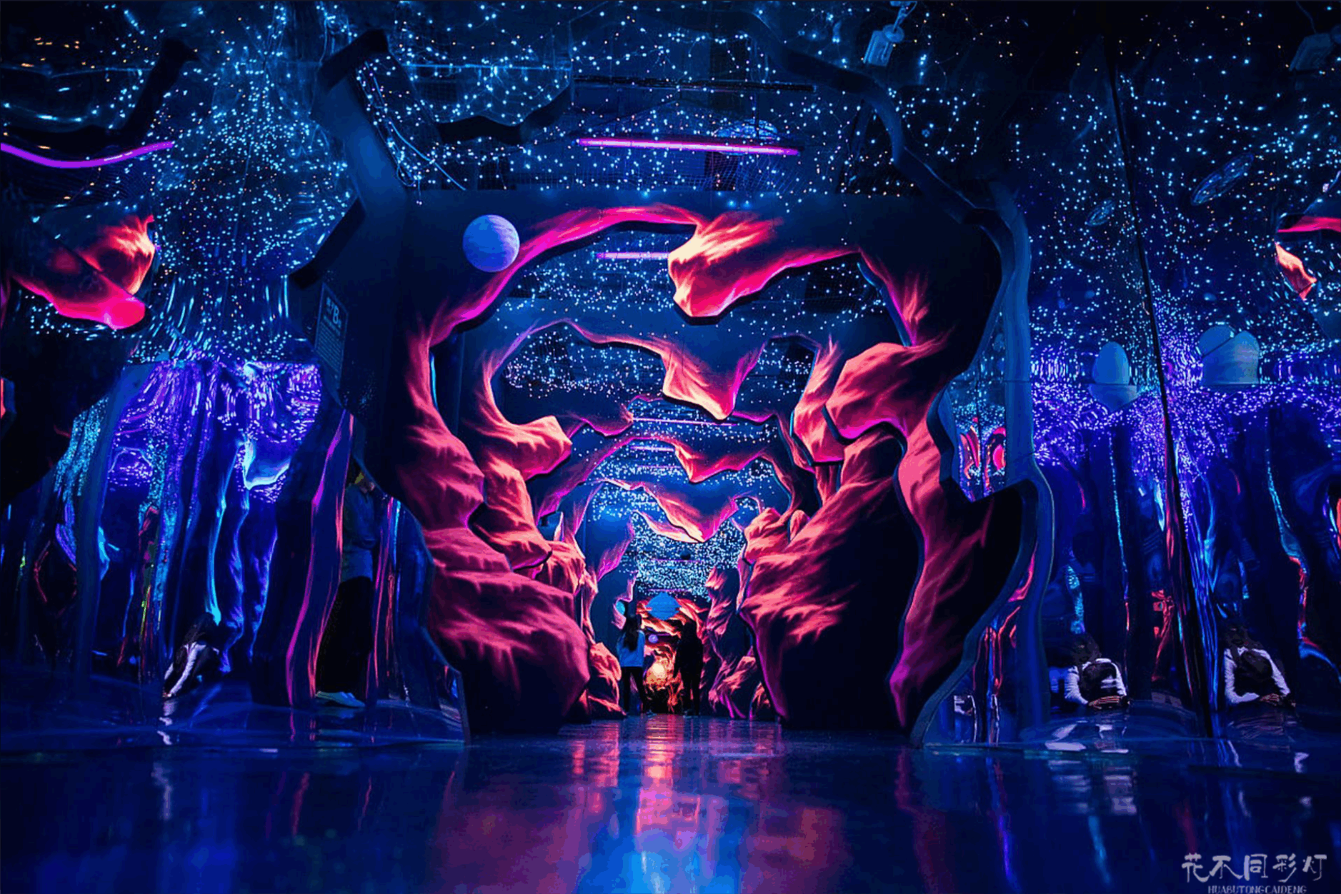 游客在幻光森林乐园体验地面互动装置的欢乐场景 游客在幻光森林乐园体验地面互动装置的欢乐场景