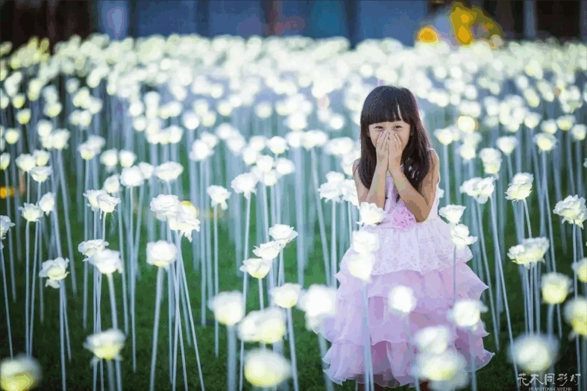 亲子家庭在安全灯光装置中互动游玩的温馨场景 亲子家庭在安全灯光装置中互动游玩的温馨场景