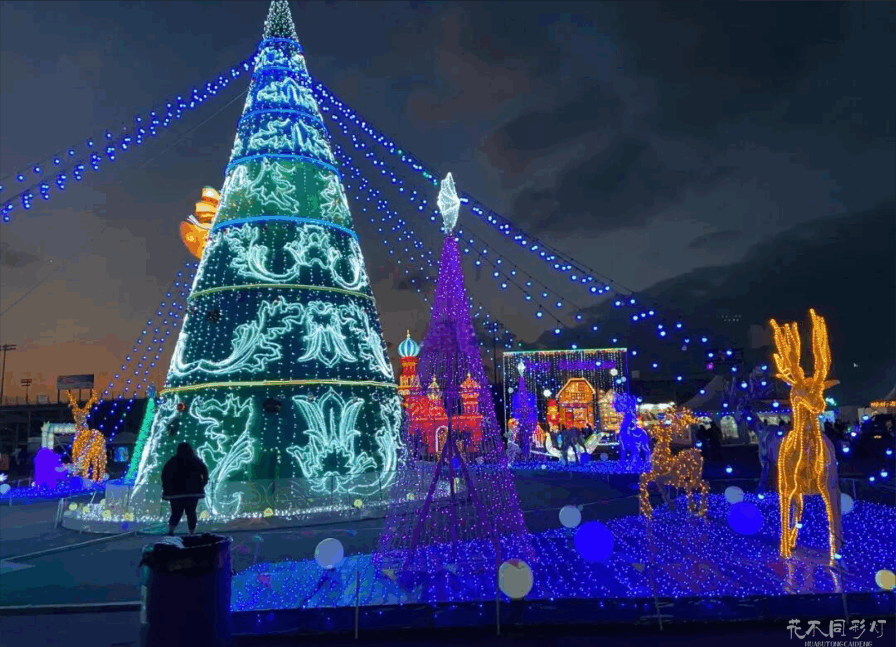 游客在百米光影长廊打卡拍照的网红场景