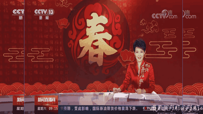 千度铁水在夜空激荡绽开如金色礼花游客纷纷举起手机拍照