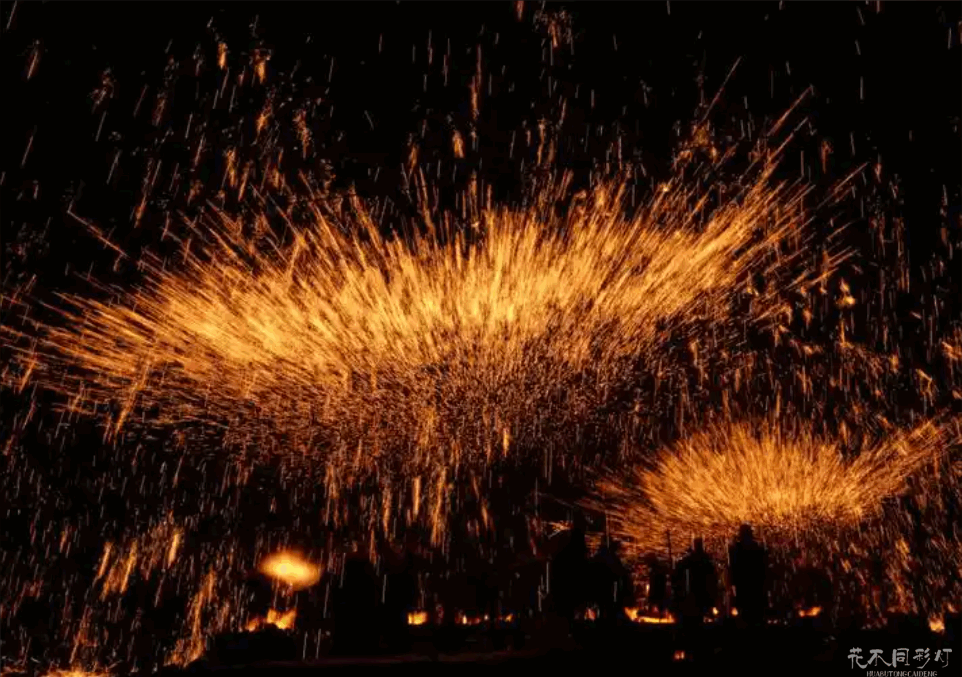 花不同彩灯打铁花团队资质展示,包括非遗传承人证书、团队专业技能认证证书以及资深演员在指导下进行日常训练的场景 花不同彩灯打铁花团队资质展示,包括非遗传承人证书、团队专业技能认证证书以及资深演员在指导下进行日常训练的场景