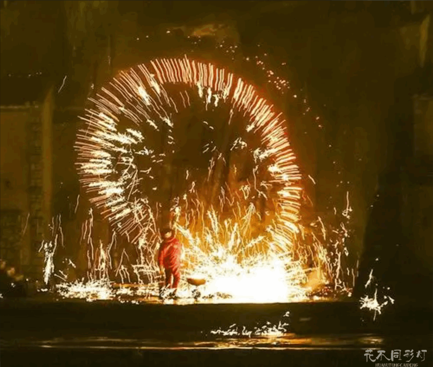 花不同彩灯打铁花表演者穿着全套专业防护装备进行安全操作的实景照片,清晰展示防火服、护目镜、手套等安全装备的正确使用方法 花不同彩灯打铁花表演者穿着全套专业防护装备进行安全操作的实景照片,清晰展示防火服、护目镜、手套等安全装备的正确使用方法